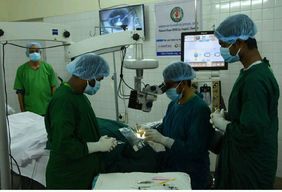 Augenoperation in einem OP-Saal in Bangladesch