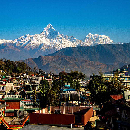 Nepal: Bild von Arjun Jaisawal auf Pixabay Kleinstadt in Nepal mit dem Himalayagebirge im Hintergrund: Bild von Arjun Jaisawal auf Pixabay