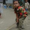 Junge spielt Cricket auf der Straße