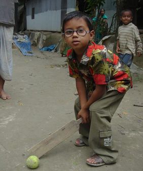 Junge spielt Cricket auf der Straße